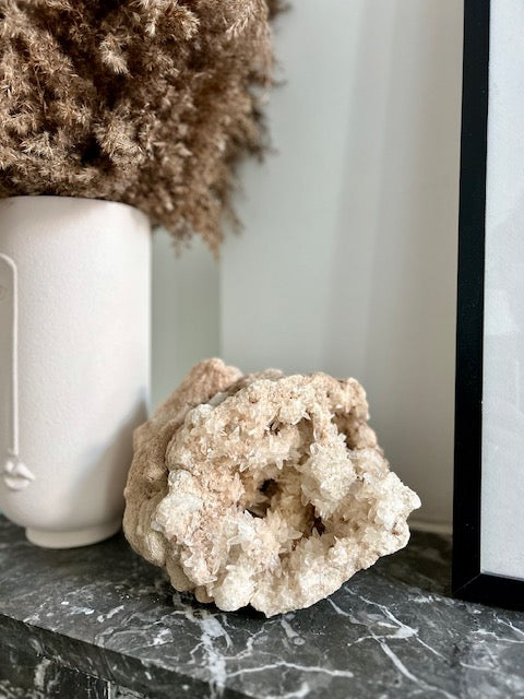 Edelsteen bergkristal geode (20 cm)