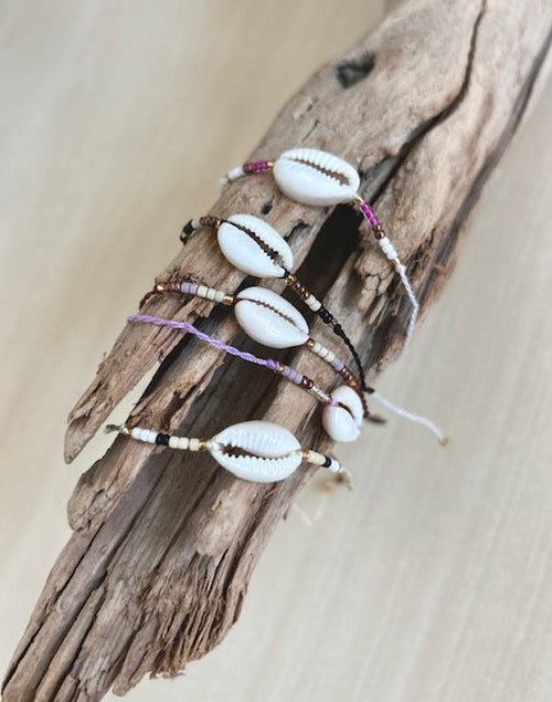 Armband met kauri schelp en kraaltjes