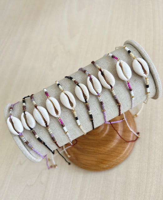 Armband met kauri schelp en kraaltjes