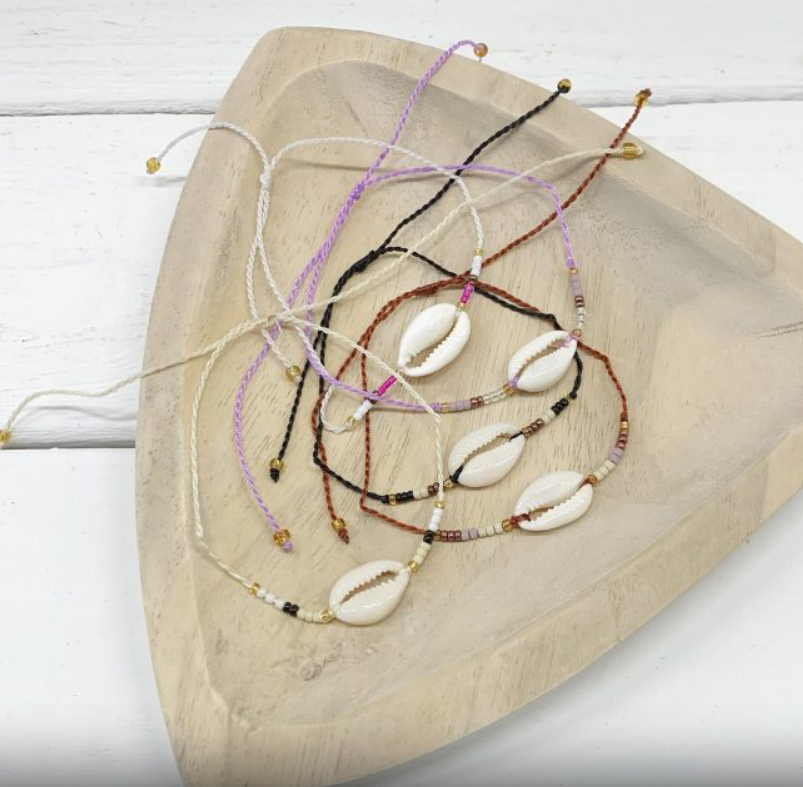 Armband met kauri schelp en kraaltjes