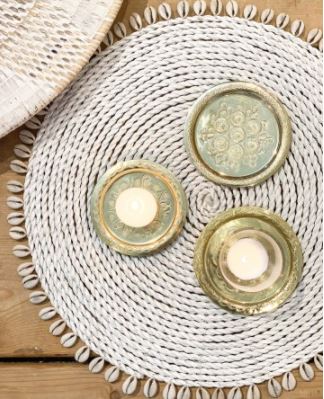 Witte placemat met schelpenrand